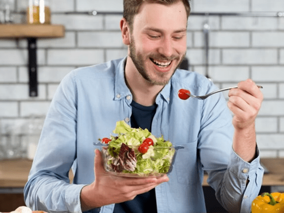 Man eating a healthy salad rich in brain-boosting nutrients for concussion recovery